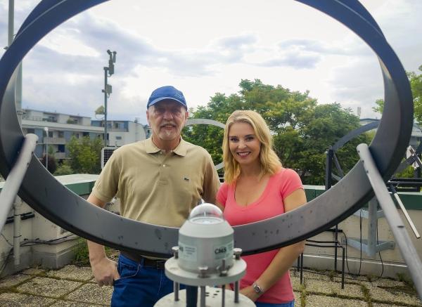 Bild 1 von 4: Im Bild: Dr. Christine Reiler mit  Dr. Alois Schmalwieser, UV Spezialist VetMed.