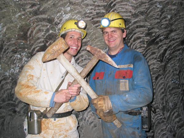 Bild 1 von 1: Willi (links) möchte wissen, wo das Salz herkommt und fährt ins Salzbergwerk nach Berchtesgaden. Mit Bergmann Hans geht's in die Frühschicht.