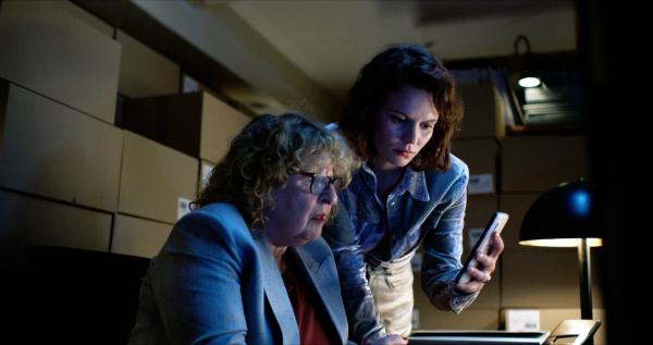 Bild 1 von 3: Maaike (Wimie Wilhelm, l.) und Fina (Frieda Barnhard, r.) stoßen im Internet auf ein schockierendes Video, das sich perfekt für die Promotion von Momos Buch eignet.