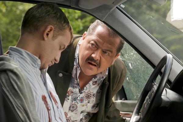 Bild 1 von 2: Kommissar Korbinian Hofer (Joseph Hannesschläger, r.) untersucht den Mord an einem Autofahrer (Simon Gobmeier, l.).