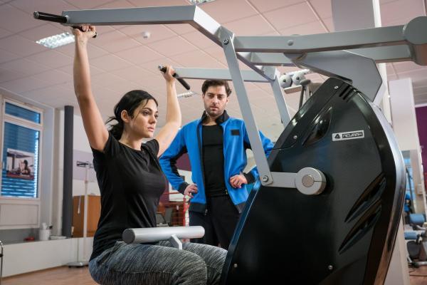 Bild 1 von 5: Olivia Fareedi (Nilam Farooq, l.); Ercan Duruz (Timur Isik, r.)