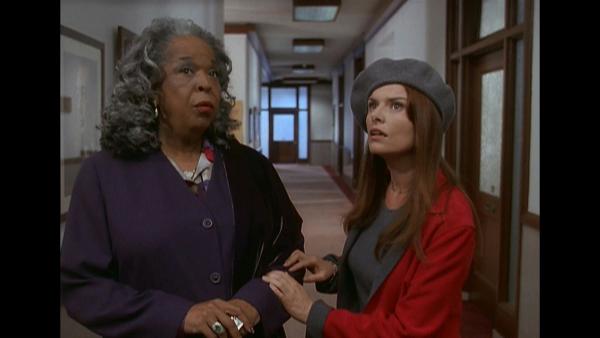 Bild 1 von 11: Aus dem oberen Stockwerk hoert Monica (Roma Downey, r.) eine wundervolle Stimme singen. Verwendung nur in Verbindung mit Programmpromotion und Programmpresse. Jede andere Nutzung ist streng untersagt.