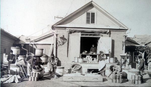 Bild 1 von 4: Johann Kattus, Kaviar Fabrik in Astrachan, Russland.