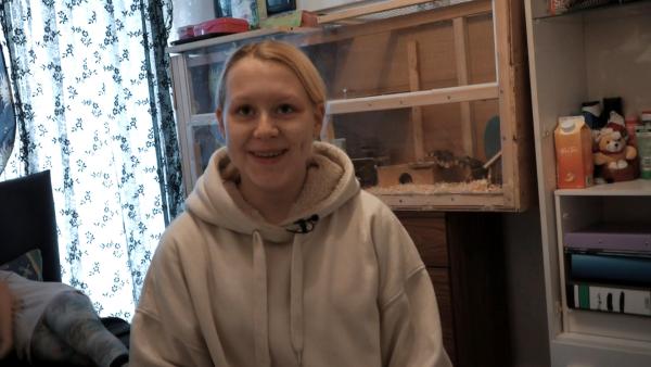 Bild 1 von 4: Angelina erwartet mit 16 Jahren ihr erstes Kind. So muss sie sich neben Schule und Freunde vor allem auch mit Themen wie Kindergeld und Elterngeld auseinandersetzen.