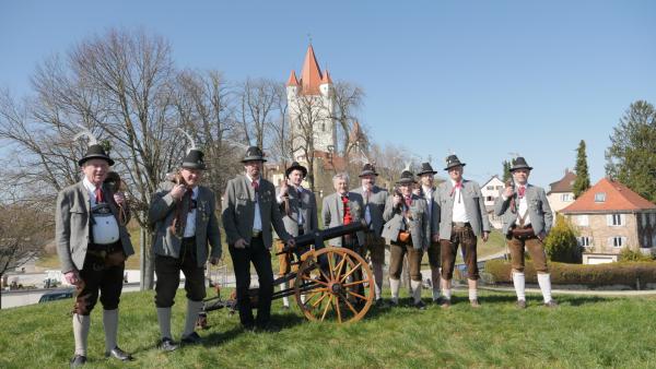 Bild 1 von 54: Ein Teil der Mitglieder des ältesten Vereins Bayerns vor der Haager Burg.