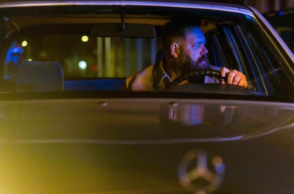 Bild 1 von 1: Jónas (Ólafur Darri Ólafsson) bangt am Unfallort um Júlía. Doch war das Ganze überhaupt ein Unfall?