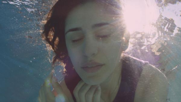 Bild 1 von 10: Regisseurin und Schauspielerin Maryam Zaree stellt sich dem jahrzehntelangen Schweigen und geht den eigenen Fragen nach dem Ort und den Umständen ihrer Geburt nach.