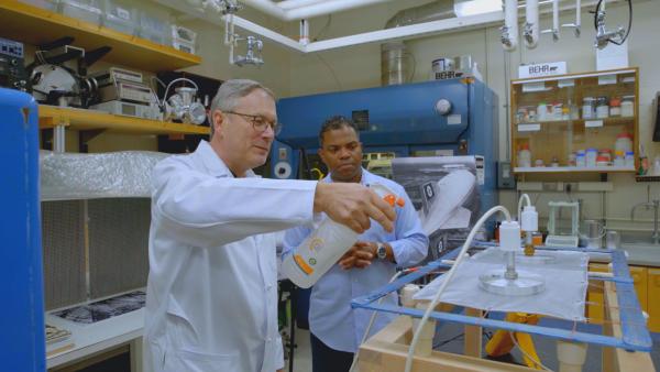 Bild 1 von 1: Prof. Konstantinos Giapis untersucht an der Caltech-Universität experimentell die Frage, wie der Funke entstand, der die Hindenburg-Tragödie auslöste.