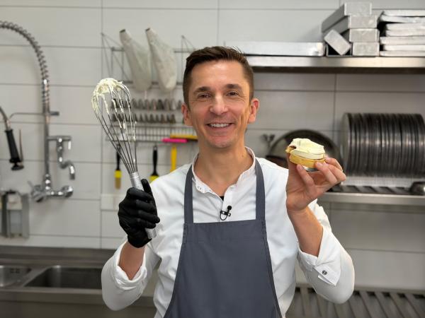 Bild 1 von 2: Eric wird zur Torten-Challenge herausgefordert.© ZDF/Yvonne Goegelein-Kaben - Honorarfreie Verwendung gemäß AGB im redaktionellen Zusammenhang mit genannter Sendung bei Nennung \