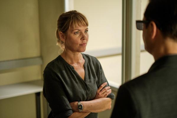 Bild 1 von 29: Im Bild: Jaschka Lämmert (Laura Janda), Philipp Hochmair (Alexander Haller).