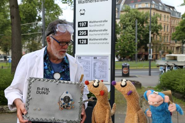 Bild 1 von 4: Jan und Henry treffen einen Affen und einen Erfinder (Wolfgang Trepper).