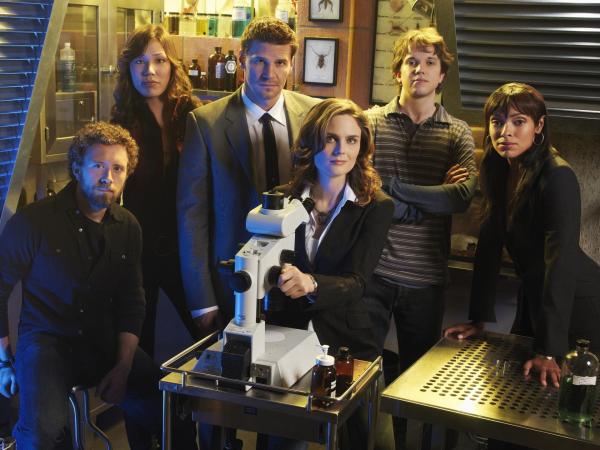 Bild 1 von 12: (v.l.n.r.) Dr. Hodgins (T.J. Thyne); Angela Montenegro (Michaela Conlin); Booth (David Boreanaz); Dr. Brennan (Emily Deschanel); Dr. Addy (Eric Millegan); Camille Saroyan (Tamara Taylor)