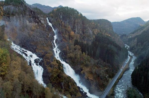 Bild 1 von 4: Wasserfälle an den norwegischen Fjorden: In den Felsschluchten treffen das Süßwasser der Gletscher und das Salzwasser des Meeres aufeinander.