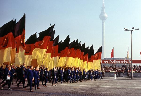 Bild 1 von 2: Festumzug zum 20. Jahrestag der DDR.