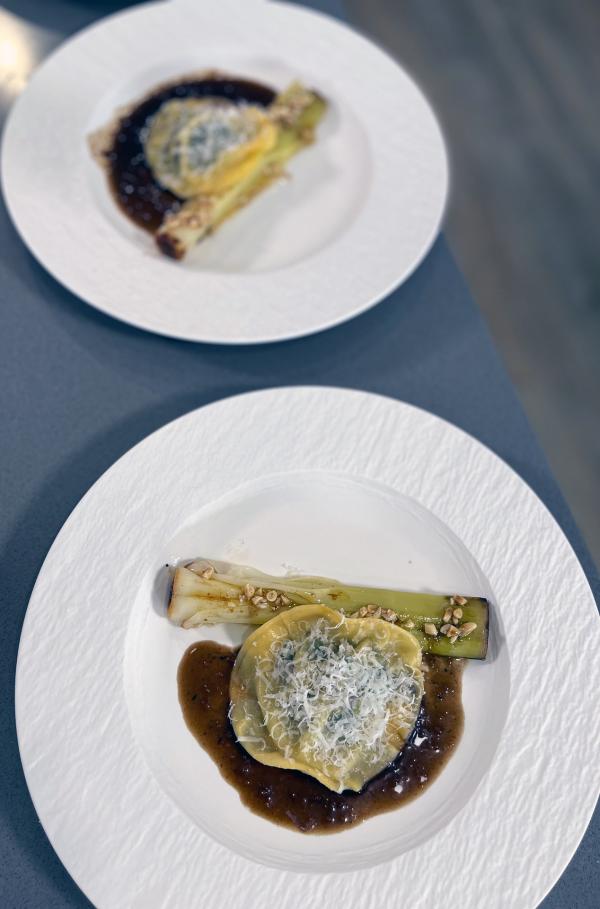 Bild 1 von 5: Ochsenschwanz-Ravioli mit Rindfleisch-Orangen-Jus, geschmortem Lauch und Pinienkern-Vinaigrette.