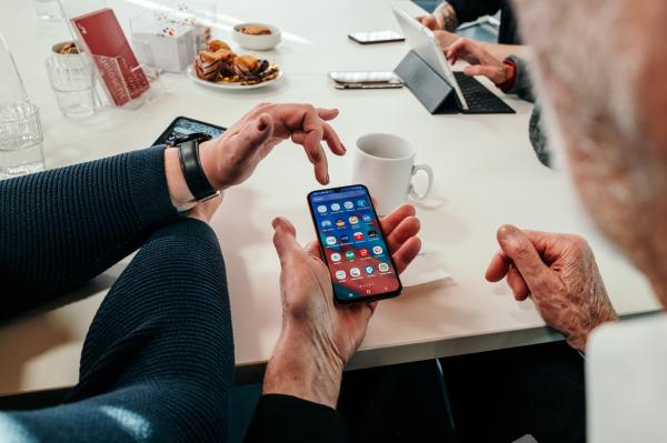 Bild 1 von 15: Das DigitalCafe für Senioren in der Amerika Gedenkbibliothek in Berlin beantwortet Fragen und hilft bei auftretenden Problemen bei der Handhabung von Computer, Smartphones, Tablets und Apps.