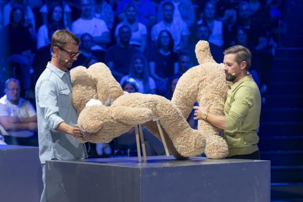 Bild 1 von 10: Joko Winterscheidt (l.); Klaas Heufer-Umlauf (r.)