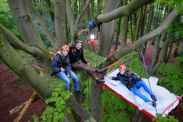Bild 1 von 2: Tommy lädt Leopold und Laura zu einer Nacht auf einem Baum in 11 Meter Höhe ein. Wer der beiden wird wohl im warmen Bett schlafen dürfen? Das entscheidet vorher der Wettkampf.