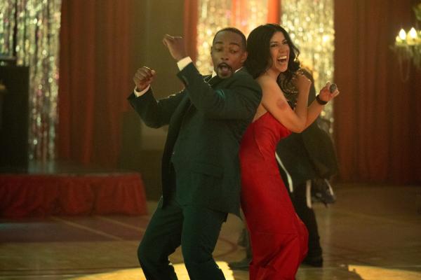 Bild 1 von 3: Auf der Wintersonnenwende-Party wird ausgelassen gefeiert. Während John (Anthony Mackie, l.) sich am Buffet bedient und den Abend genießt, betrachtet Quiet (Stephanie Beatriz, r.) das bunte Treiben mit Skepsis.