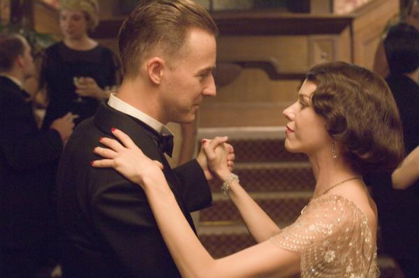 Bild 1 von 22: Kitty (Naomi Watts, r.) ist eine junge Frau aus der englischen Oberschicht. 1923 lernt sie auf einer Feier in London den Bakteriologen Walter Fane (Edward Norton, l.) kennen, den sie später heiratet. Allerdings nicht aus Liebe, sondern aufgrund des Drucks von Seiten der Gesellschaft, insbesondere dem Drängen ihrer Mutter ...
