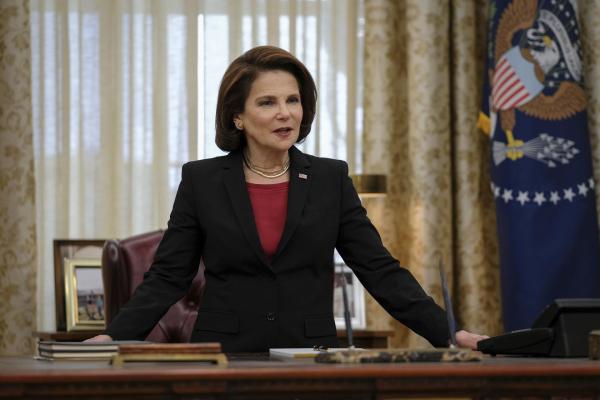 Bild 1 von 10: Präsidentin Mackenzie (Tovah Feldshuh)