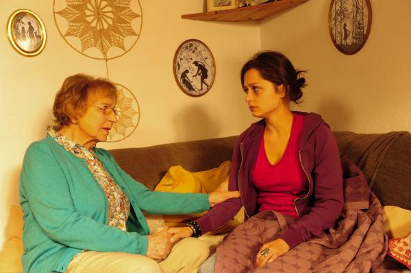 Bild 1 von 11: Dana Borgemann (Sarah Alles, r.) und Gerlinde Schön (Monika John, l.).