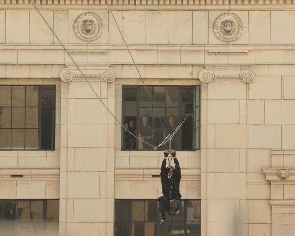 Bild 1 von 3: Nach der Tat gelingt es dem Scharfschützen auf spektakuläre Weise mithilfe einer Seilrutsche zu entkommen. Den Ermittlern ist klar: sie haben es mit einem Profi zu tun.