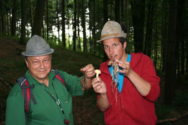 Bild 1 von 7: Willi (rechts) mit Pilzesammler Günther Groß, Bergheim.