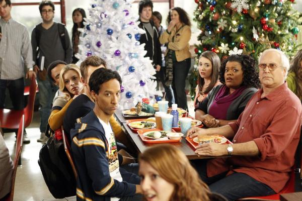 Bild 1 von 10: Nachdem der aktuelle Glee-Club ausfällt, werden die Freunde (v.l.n.r.: danny Pudi, Alsion Brie, Yvette Nicole Brown, Chevy Chase) nach und nach vom Glee-Fieber erfasst und proben begeistert für die Weihnachtsaufführung ...