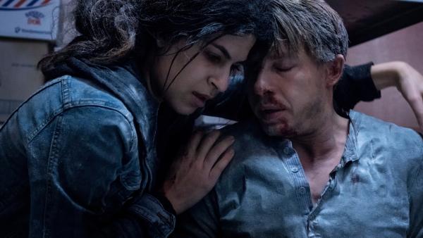 Bild 1 von 5: June (Yasmin Mahmoud) kümmert sich um Philip (Johannes Lassen), der von den Entführern gefoltert wurde.