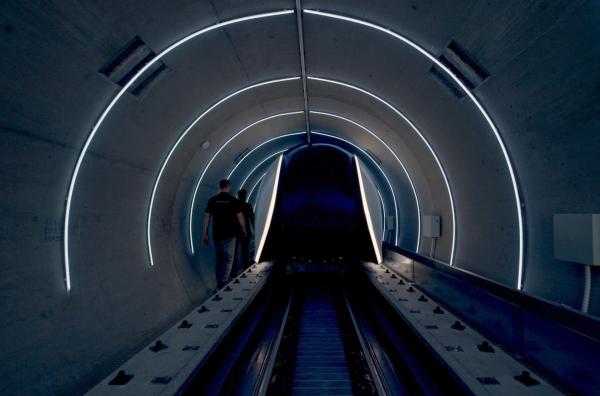 Bild 1 von 5: Projektleiter Gabriele Semino betritt den Hyperloop-Prototyp für eine Versuchsfahrt.