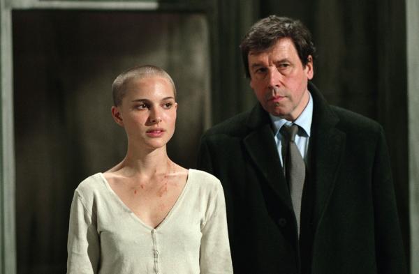 Bild 1 von 19: Finch (Stephen Rea, r.) entdeckt interessante Details zu \