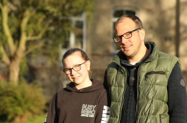Bild 1 von 1: Die beiden Schlossgeister vom Gutshaus Kobrow: Philipp Kaszay und seine Tochter Paula.