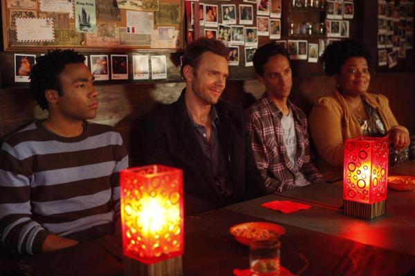 Bild 1 von 25: Nachdem klar ist, dass er tatsächlich endlich 21 Jahre alt wird, bricht Troy (Donald Glover, l.) mit Jeff (Joel McHale, 2.v.l.), Abed (Danny Pudi, 2.v.r.), Shirley (Yvette Nicole Brown, r.) und den anderen zu einer ausgedehnten Kneipentour auf ...