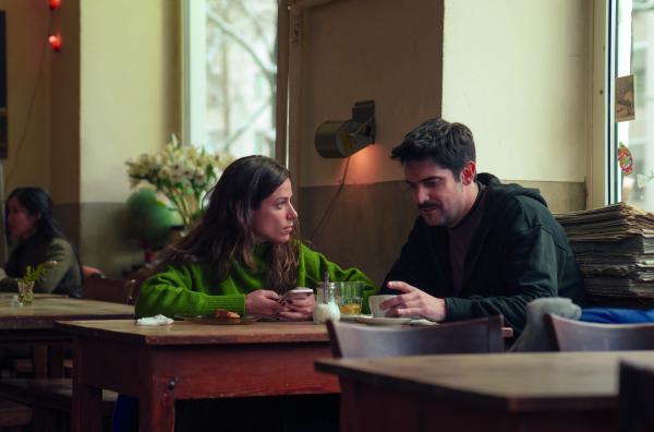 Bild 1 von 4: Oscar (Francesco Carril) zweifelt an Anas (Iria del Río) Freundschaften ? Ana wirft ihm hingegen vor, zu wenige Freunde zu haben und sich immer mit den gleichen Leuten zu umgeben.