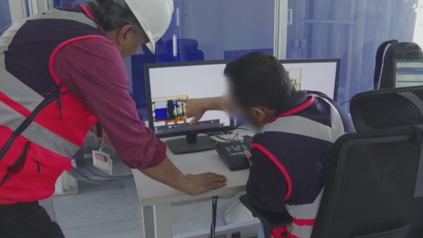 Bild 1 von 4: Zollbeamte prüfen eine verdächtige Lieferung per Röntgenbild - ein Fund, der für Aufregung im Kontrollzentrum sorgt.