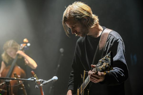 Bild 1 von 15: Der Gitarrist Ferdinand Kirner und die Cellistin Ella Rohwer spielen für die \