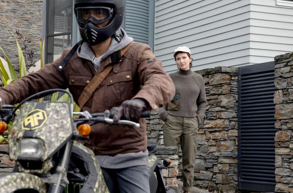 Bild 1 von 4: Die Umweltaktivisten Rosa (Hester Ullyart) und Orlando (Arlo Green) sehen sich genötigt, im Kampf gegen ein umstrittenes Immobilienprojekt am Fluss zu radikaleren Mitteln zu greifen.