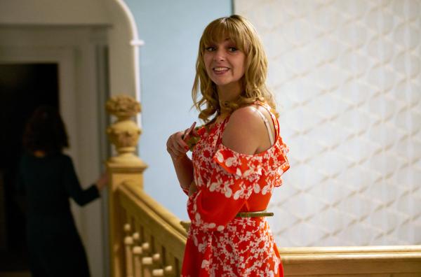 Bild 1 von 5: Kelly (Lisa McGrillis) geht schlafen. Leider in Cathys Zimmer ...