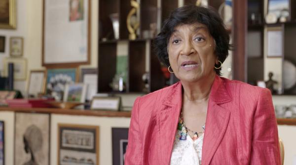 Bild 1 von 8: Über Jahrhunderte erzählten und deuteten Männer Geschichte, schrieben HISTORY, waren Maß und Norm für Wissenschaft, Rechtsprechung und Ingenieurskunst. Es ist Zeit, endlich das ganze Bild zu malen. Nicht allein aus Prinzip, aus dem Wunsch nach Gleichbehandlung, sondern weil es im Extremfall sogar tödlich sein kann, wenn die Hälfte der Menschheit im toten Winkel bleibt. - Navanethem Pillay, ehemalige Richterin am Internationalen Strafgerichtshof in Den Haag sowie ehemalige Hohe Kommissarin der Vereinten Nationen für Menschenrechte, hat das erste Mal in der Geschichte Vergewaltigung als Kriegsverbrechen verurteilt.