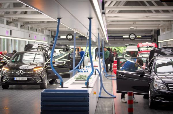 Bild 1 von 5: Deutschlands größte Waschstraße steht in Stuttgart. Mehrere Hundert Autos pro Tag werden in der Innenreinigung geputzt.