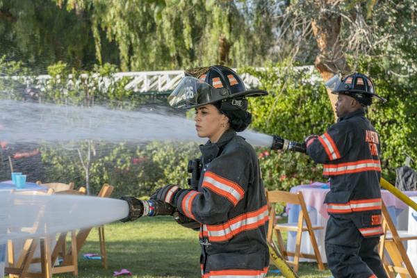 Bild 1 von 16: Marjan Marwani (Natacha Karam, l.); Paul Strickland (Brian Michael Smith, r.)