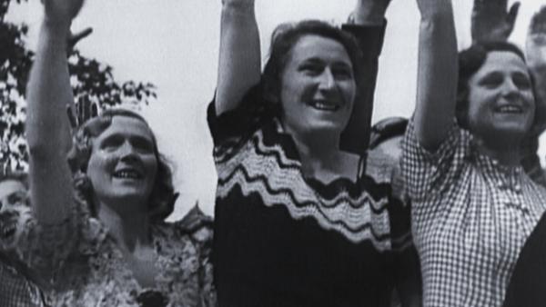 Bild 1 von 1: Frauen jubeln Hitler zu.