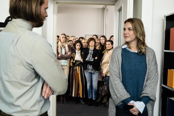 Bild 1 von 17: Charlottes (Felicitas Woll, r.) Versuche, bei Anwälten (Andreas Leopold Schadt, l.) oder dem LKA weiterzukommen, scheitern ebenso wie die Bemühungen, etwas bei den Website-Betreibern und dem Kreditinstitut, über das die erpresserischen Zahlungen abgewickelt werden, zu erreichen. Bis es ihr gelingt, weitere Betroffene ausfindig zu machen ...