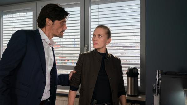 Bild 1 von 7: Nedjo Kristic (Stipe Erceg) spricht mit Helen Dorn (Anna Loos) über den Fall und warnt sie davor, einen Fehler zu machen.