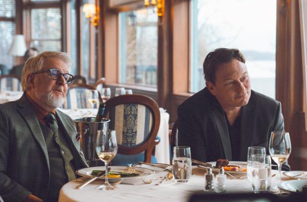 Bild 1 von 2: Lobbyarbeit beim Mittagessen: Brankovich (Marc Antony Krupa, re.) und Fraser (Benoît Brière, li.) versuchen, die Wirtschaftsministerin auf ihre Seite zu ziehen.