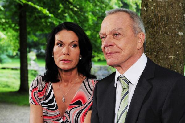 Bild 1 von 10: Doris (Simone Ritscher, l.); Werner (Dirk Galuba, r.)