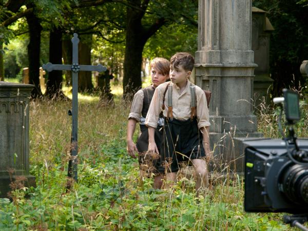 Bild 1 von 12: Tom (Benedikt Weber, vorne) und Hacke (Xaver Maria Brenner) auf dem Friedhof.