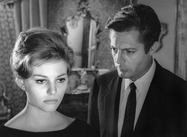 Bild 1 von 4: Im Bild: Claudia Cardinale und Marcello Mastroianni in Mauro Bologninis \