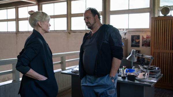 Bild 1 von 8: Helen Dorn (Anna Loos) befragt Kalle (Andreas Anke) während des Boxtrainings in seiner Halle.